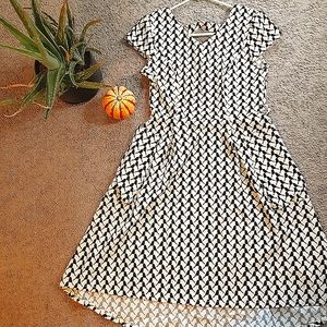 Modest and comfy dress with two big pockets!! And a convenient side zipper